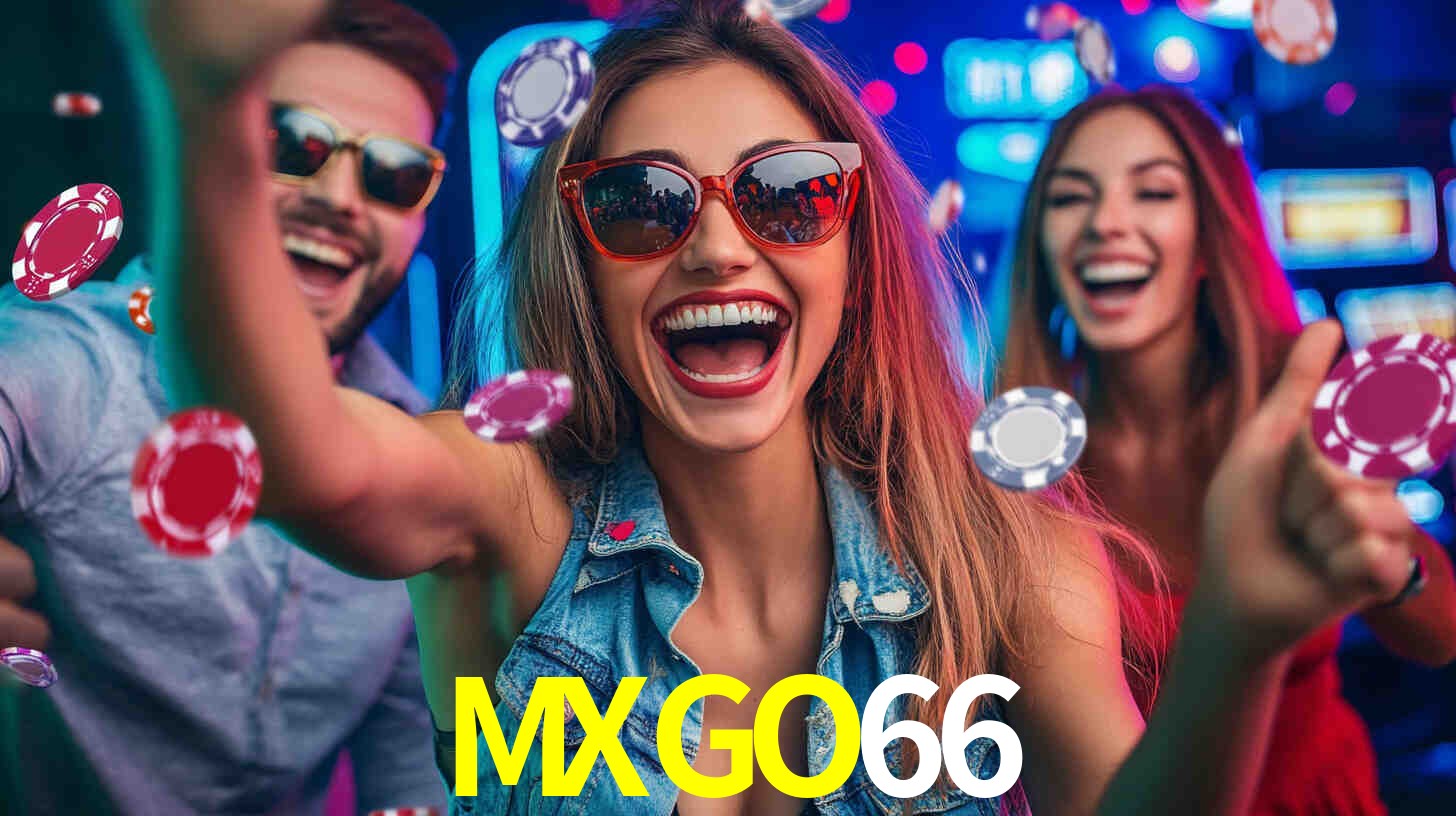 Escena dinámica inspirada en casino con iluminación MXGO66, cartas, fichas e íconos de juegos digitales en un espacio moderno de juegos.